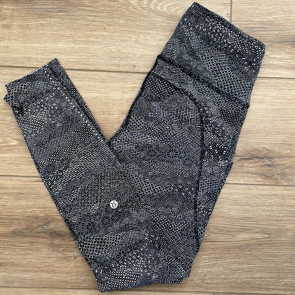 Lululemon leggings- size 4- lightly worn- side pockets- high waisted fit